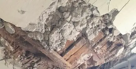 Ajutați o bătrână singura - Este necesar sa ajutam o mama abandonata de copii  a cărui locuință se prăbușește pe zi ce trece