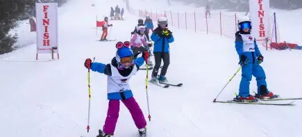 Ajută copiii din Mărișel să își împlinească visul de a schia